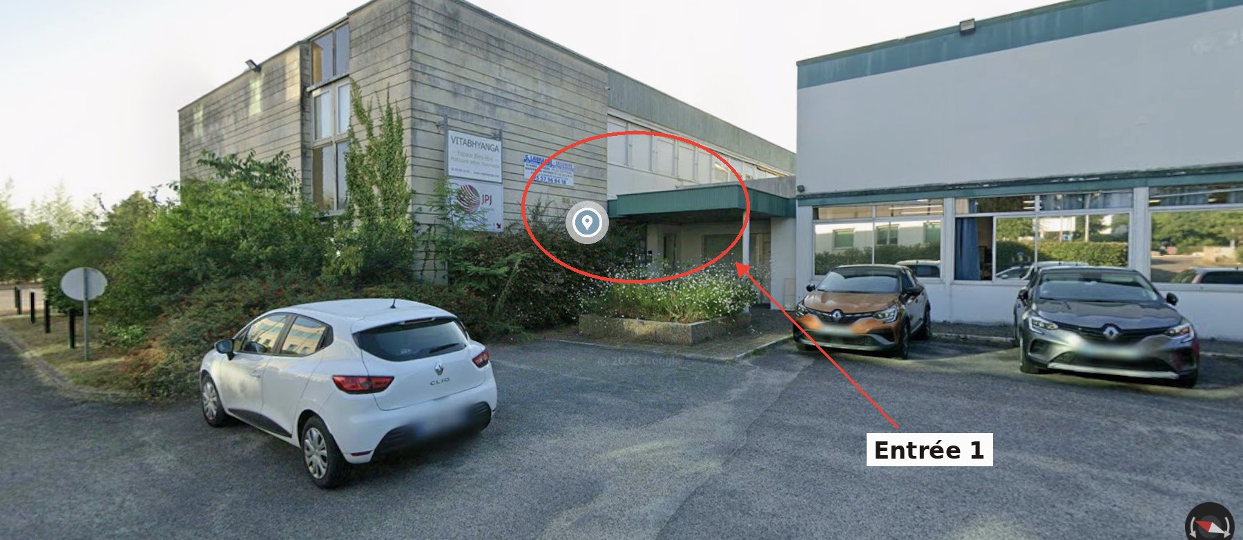 Vue d'ensemble du parking et de l'entrée du bâtiment