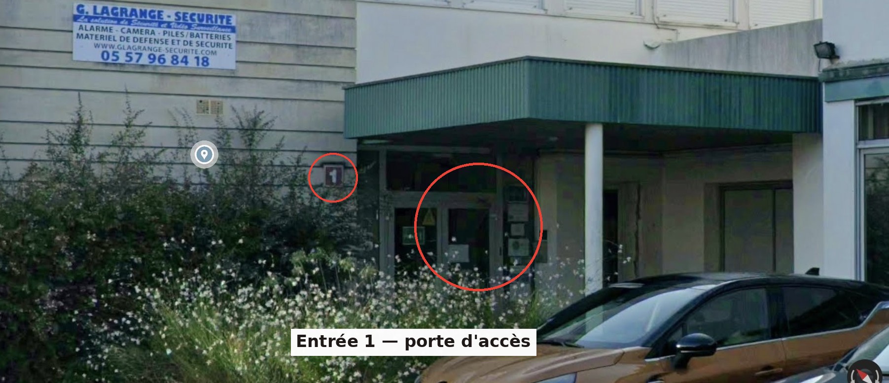 Zoom sur la porte d'entrée 1 avec le numéro visible